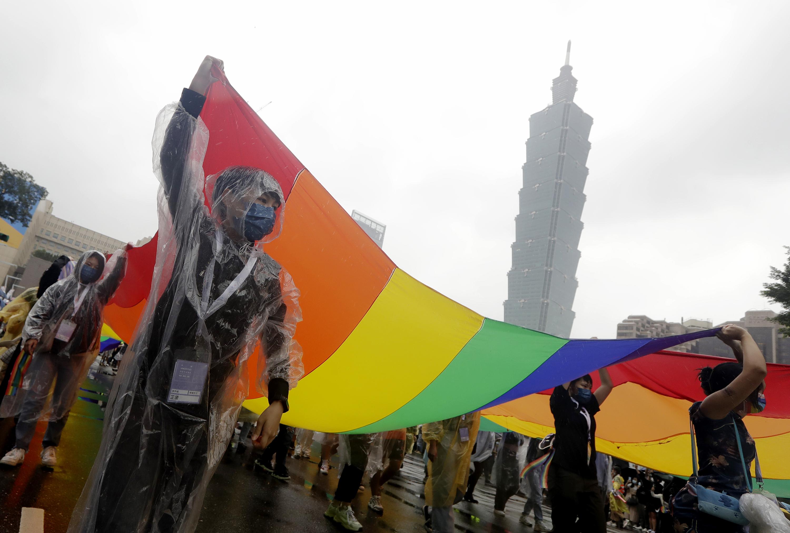 120,000 parade at Taiwan Pride celebration despite rain AP News