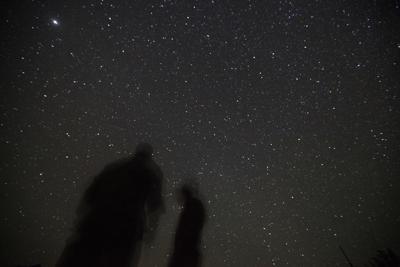 En esta imagen de archivo, las siluetas de dos soldados estadounidenses no identificados se recortan contra el cielo estrellado durante una misión nocturna, el 4 de septiembre de 2011, en la provincia de Kunar, Afganistán. Otros dos hombres que forjaron una estrecha amistad mientras servían en el Ejército de Estados Unidos en Afganistán fueron arrestados en 2018 por una trama para robar armas y explosivos de una armería en Fort Bragg, Carolina del Norte, y venderlos. Una investigación de The Associated Press sobre armas militares perdidas y sustraídas mostró que este tipo de ladrones siguen siendo una grave preocupación. (AP Foto/David Goldman, archivo)