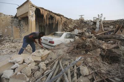 Un hombre retira escombro después de un sismo en la aldea Sayeh Khosh, en la provincia Hormozgan, a unos 1.000 kilómetros (620 millas) al sur de la capital, Teherán, Irán, el sábado 2 de julio de 2022. (AP Foto/Abdolhossein Rezvani)