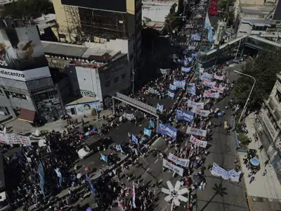 La gente protesta contra la pobreza y exige más programas sociales del gobierno mientras bloquean el Puente Pueyrredon, el principal punto de entrada a Buenos Aires, Argentina, el miércoles 5 de abril de 2023. (AP Foto/Natacha Pisarenko)