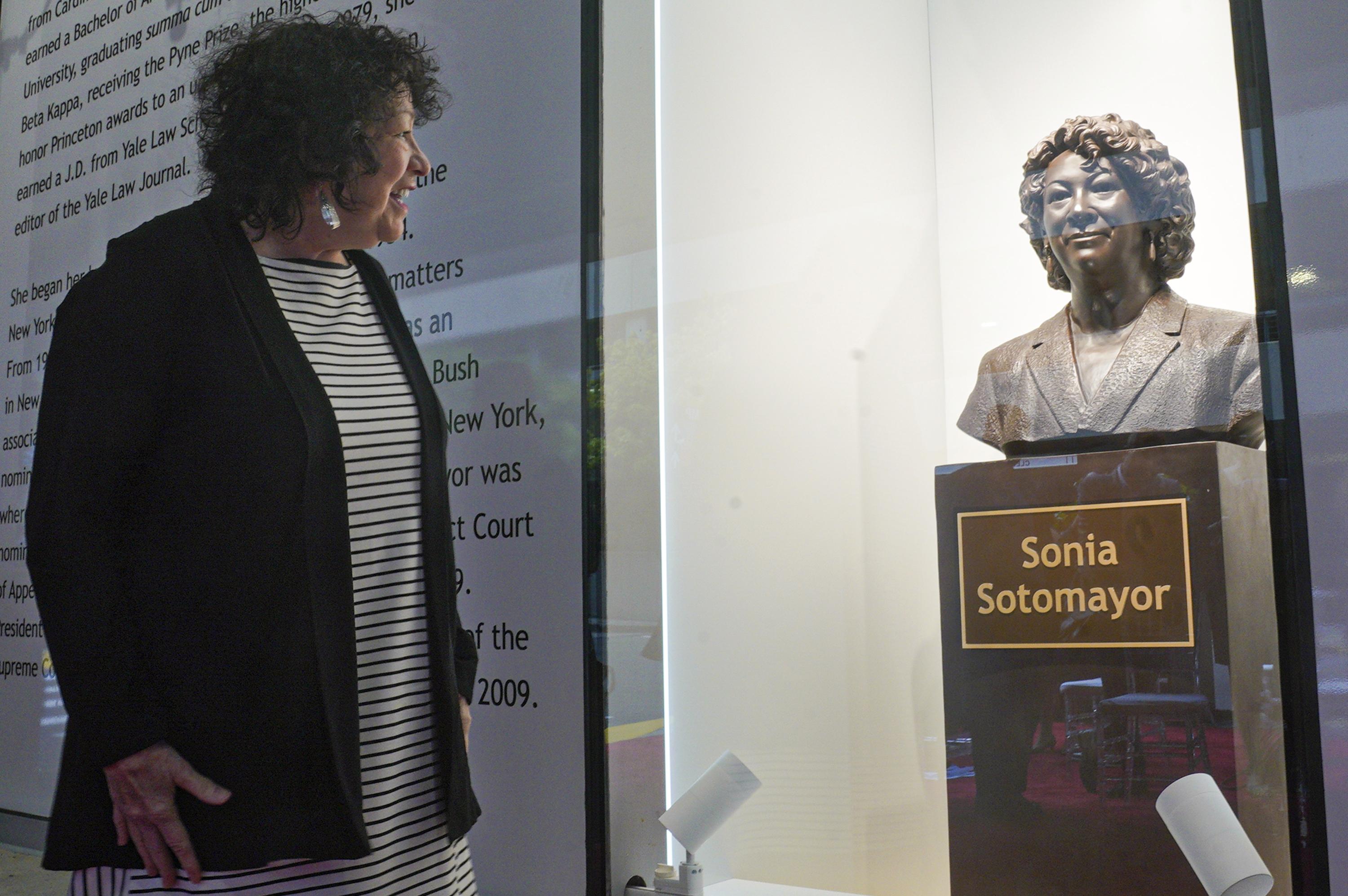 Inauguran busto de jueza Sotomayor en el Bronx | AP News