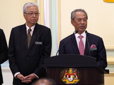 En imagen tomada el miércoles 11 de mayo de 2020, el primer ministro de Malasia, Muhyiddin Yassin, derecha, es acompañado por el ministro de Defensa, Ismail Sabri Yaakob, en una conferencia de prensa en la oficina del premier en Putrajaya, Malasia. (AP Foto/Vincent Thian)