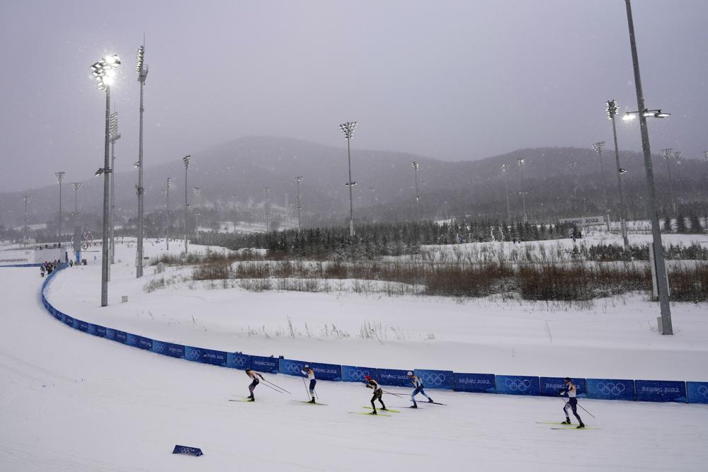 Los esquiadores compiten durante la competencia de esquí de fondo de relevo de 4 x 10 km masculino en los Juegos Olímpicos de Invierno de 2022, el domingo 13 de febrero de 2022, en Zhangjiakou, China.  (Foto AP/Alessandra Tarantino)