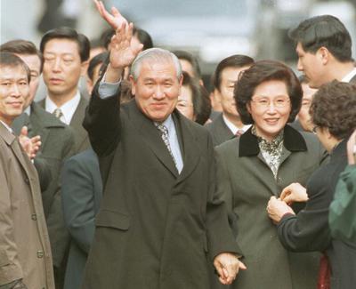 ARCHIVO _ E esta foto del 22 de diciembre de 1997, el expresidente sudcoreano Roh Tae-woo, con su esposa Kim Ok-sook, aluda a partidarios tras salir de prisión en una amnistía. Roh falleció el 26 de octubre del 2021 a los 88 años. (Yonhap vía AP)