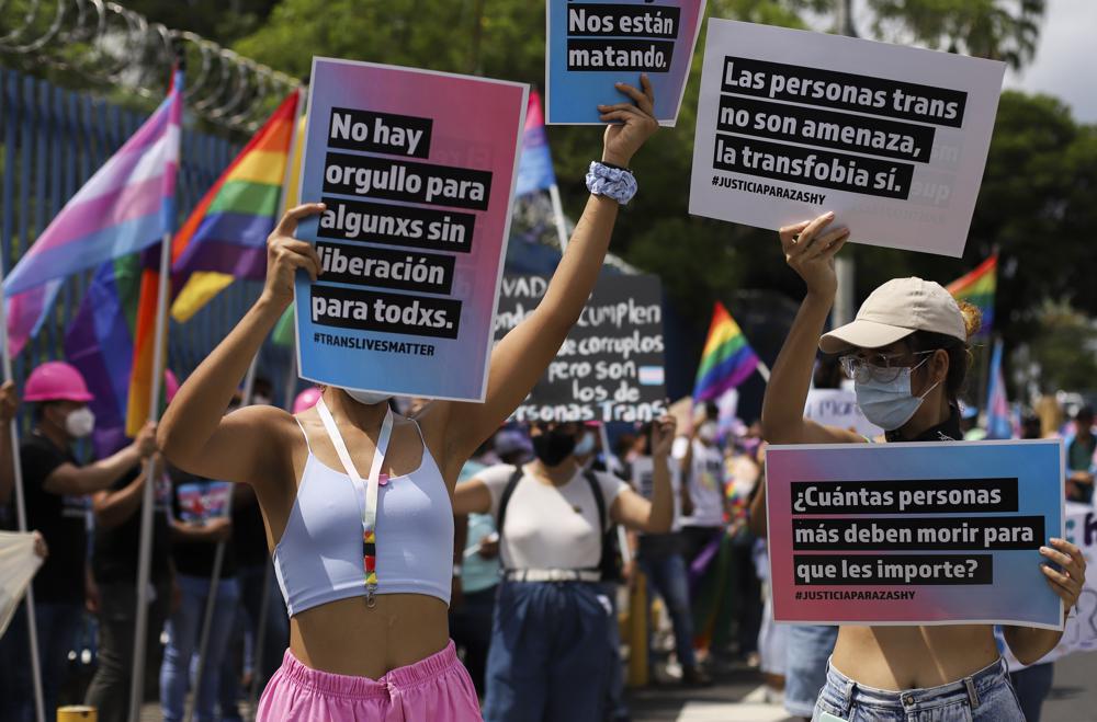 Miembros de la comunidad LGBTQ protestan por el Día Internacional contra la Homofobia en San Salvador, El Salvador, el lunes 17 de mayo de 2021. La vicepresidenta de Estados Unidos, Kamala Harris, identificó la violencia contra la comunidad LGBTQ en Centroamérica como una de las causas fundamentales de la migración en la región durante una reunión virtual con el presidente de la vecina Guatemala. (Foto AP/Salvador Meléndez)