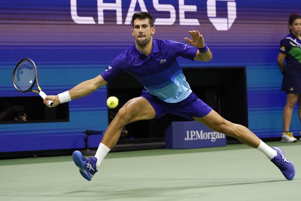 El serbio Novak Djokovic devuelve un tiro del italiano Matteo Berrettini durante los cuartos de final del U.S. Open, el jueves 9 de septiembre de 2021, en Nueva York. (AP Foto/Frank Franklin II)