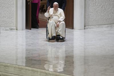 El Papa Francisco llega a la sala Pablo VI para reunirse con miembros italianos del movimiento Cursillos de Cristianidad en el Vaticano, el sábado 28 de 2002. (AP Foto/Gregorio Borgia)