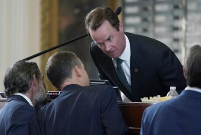 El presidente de la Cámara de Representantes de Texas, el republicano Dade Phelan (centro, arriba) habla con el representante republicano Andrew Murr (centro, abajo) mientras la cámara baja debate el proyecto de ley electoral SB1, el jueves 26 de agosto de 2021, en Austin, Texas. (AP Foto/Eric Gay)