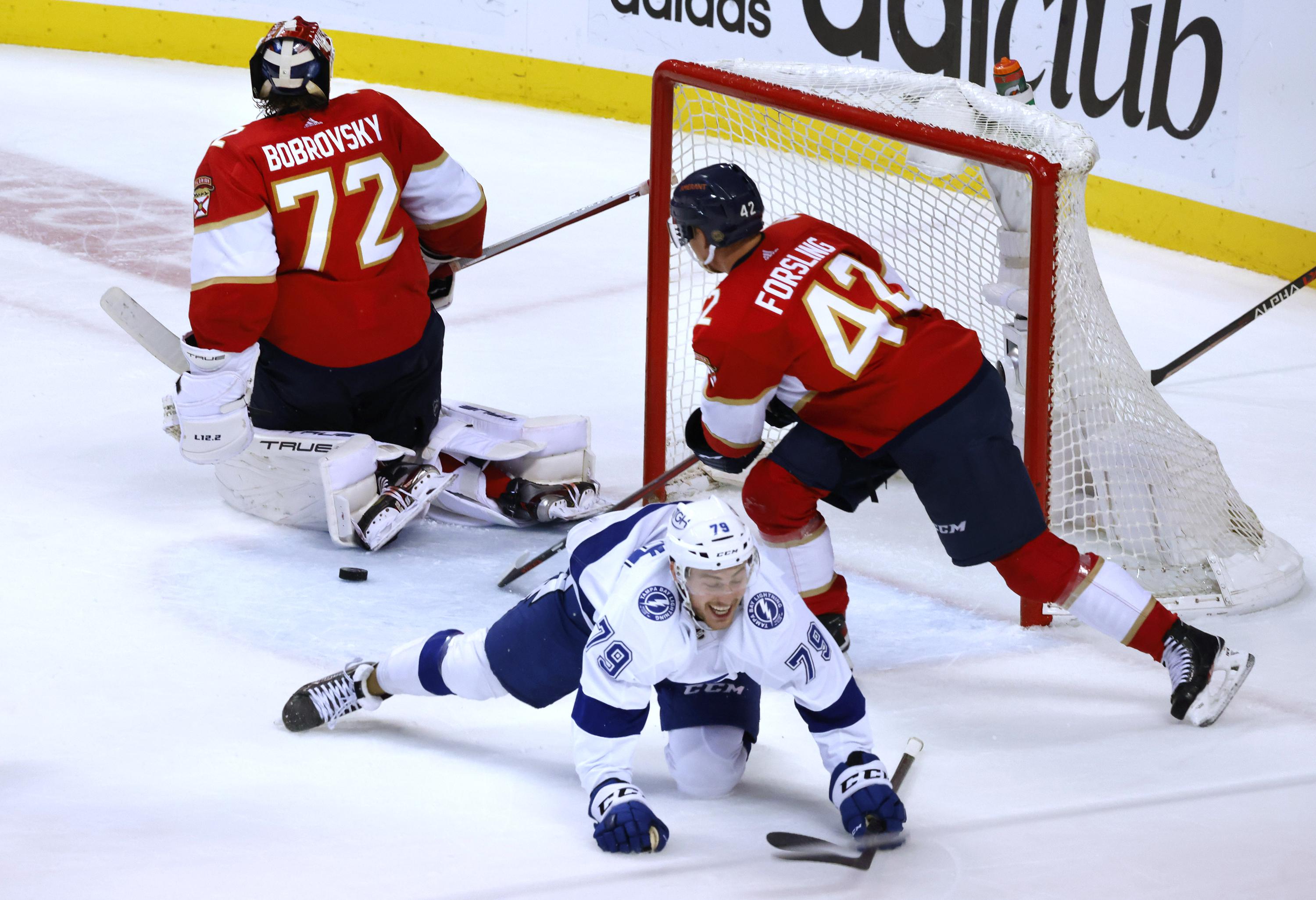 Colton scores late, Lightning beat Panthers 2-1 in Game 2 | AP News