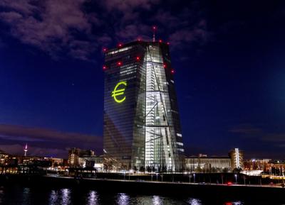 El símbolo del euro es proyectado en el edificio del Banco Central Europeo durante un ensayo en Fráncfort, Alemania, el jueves 30 de diciembre de 2021. (AP Foto/Michael Probst)