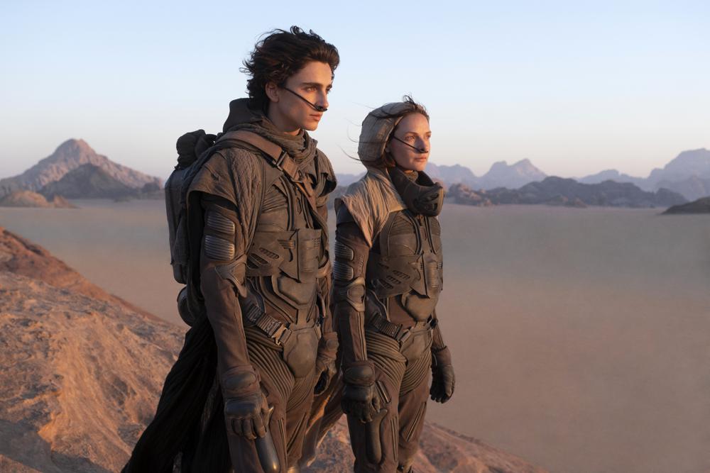 En esta imagen difundida por Warner Bros. Pictures, Timothee Chalamet, a la izquierda, y Rebecca Ferguson en una escena de "Dune". (Warner Bros. Pictures vía AP)