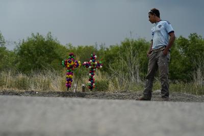 Un hombre camina frente al lugar en donde las autoridades encontraron medio centenar de migrantes muertos dentro de un tractocamión, el martes 28 de junio de 2022, en San Antonio. (AP Foto/Eric Gay)