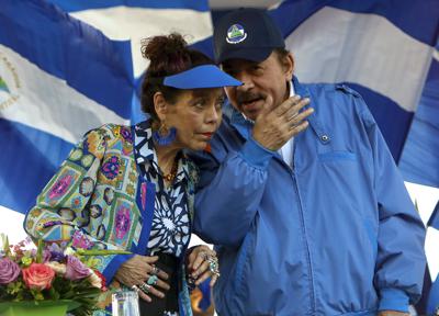 ARCHIVO - El presidente de Nicaragua, Daniel Ortega, y su esposa y vicepresidenta Rosario Murillo, encabezan un mitin en Managua, el 5 de septiembre de 2018. El gobierno de Estados Unidos anunció el lunes 15 de noviembre de 2021 que sancionará al Ministerio Público de Nicaragua y a nueve funcionarios de ese país por “la farsa” que supusieron las recientes elecciones presidenciales. (AP Foto/Alfredo Zuniga, Archivo)