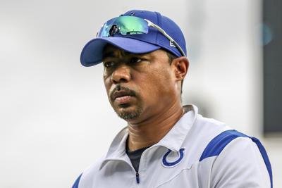 ARCHIVO - El coordinador ofensivo de los Indianapolis Colts, Marcus Brady, sale del campo después de un partido de fútbol americano de la NFL contra los Jacksonville Jaguars, el domingo 18 de septiembre de 2022, en Jacksonville, Florida. El entrenador de los Indianapolis Colts, Frank Reich, despidió al coordinador ofensivo Marcus Brady el martes 1 de noviembre de 2022, dos días después de otra ofensiva mediocre en una derrota ante Washington. (AP Photo/Gary McCullough, Archivo)