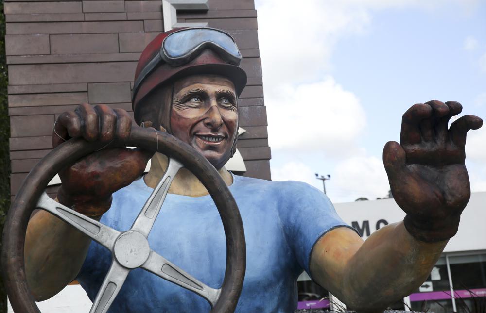 Una estatua de Juan Manuel Fangio, el legendario piloto argentino de Fórmula Uno, a las afueras de su ciudad natal de Balcarce, el miércoles 10 de noviembre de 2021. (AP Foto/Vicente Robles)