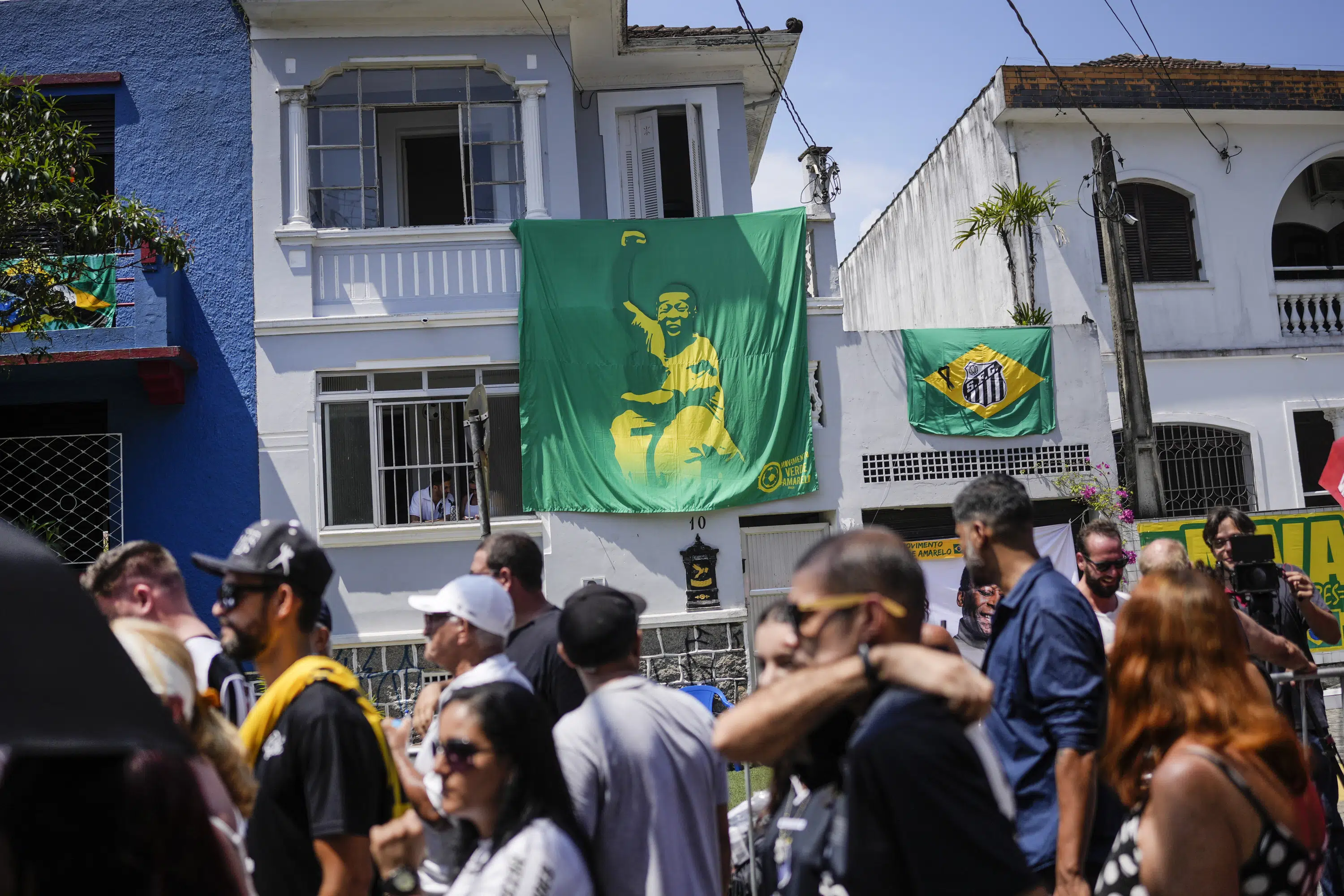 The Brazilians mourn Pele on the field where he made his debut