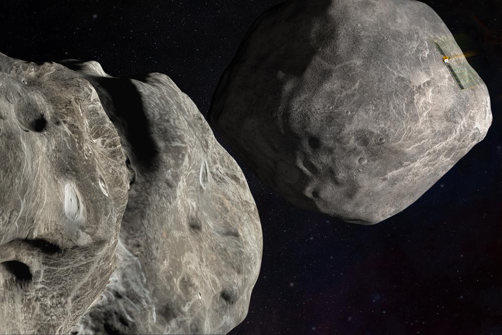 Esta ilustración proporcionada por Johns Hopkins APL y la NASA muestra la sonda DART de la NASA, arriba a la derecha, en curso para impactar el asteroide Dimorphos, a la izquierda, que orbita Didymos.  Se espera que DART se concentre en el asteroide el lunes 26 de septiembre de 2022, con la intención de golpearlo de frente a 14,000 mph.  El impacto debería ser suficiente para empujar al asteroide a una órbita ligeramente más estrecha alrededor de su roca espacial compañera.  (Steve Gribben/Johns Hopkins APL/NASA vía AP)