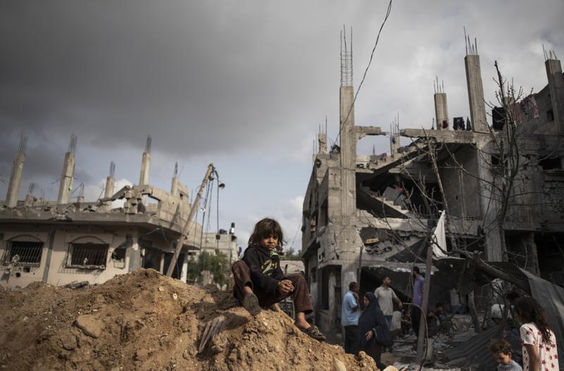 Palestinos inspeccionan los daños en sus destrozadas viviendas tras el alto el fuego luego de una guerra de 11 días entre Hamas, el grupo insurgente que gobierna la Franja de Gaza, e Israel, en la localidad de Beit Hanoun, en el norte del territorio palestino, el 21 de mayo de 2021. (AP Foto/Khalil Hamra)