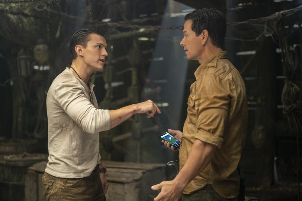 Mark Wahlberg, derecha, y Tom Holland en una escena de "Unchartered" en una imagen proporcionada por Columbia Pictures-Sony Pictures. (Clay Enos/Columbia Pictures-Sony Pictures via AP)