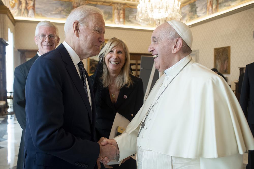 El presidente de Estados Unidos, Joe Biden, a la izquierda, le da la mano al Papa Francisco cuando se reúnen en el Vaticano, el viernes 29 de octubre de 2021. El presidente Joe Biden se reunirá con el Papa Francisco el viernes en el Vaticano, donde los dos romanos más notables del mundo Los católicos planean discutir la pandemia de COVID-19, el cambio climático y la pobreza. El presidente se enorgullece de su fe católica, utilizándola como guía moral para dar forma a muchas de sus políticas sociales y económicas. (Vatican Media vía AP)