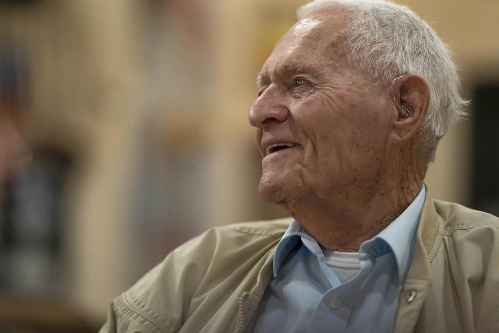 Der Überlebende von Pearl Harbor und Navy-Veteran des Zweiten Weltkriegs, David Russell, 101, spricht mit anderen Veteranen, während er am Montag, den 22. November 2021, im American Legion Post 10 in Albany, Oregon, frühstückt. (AP Photo/Nathan Howard)