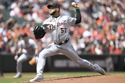 El lanzador de los Tigres de Detroit, Eduardo Rodríguez, lanza contra los Orioles de Baltimore en la primera entrada de un juego de béisbol, el domingo 23 de abril de 2023, en Baltimore. (AP Photo/Gail Burton)