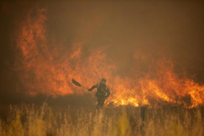 Un bombero combate un incendio forestal en la Sierra de la Culebra, en Zamora, España, el sábado 18 de junio de 2022. (Emilio Fraile/Europa Press vía AP)