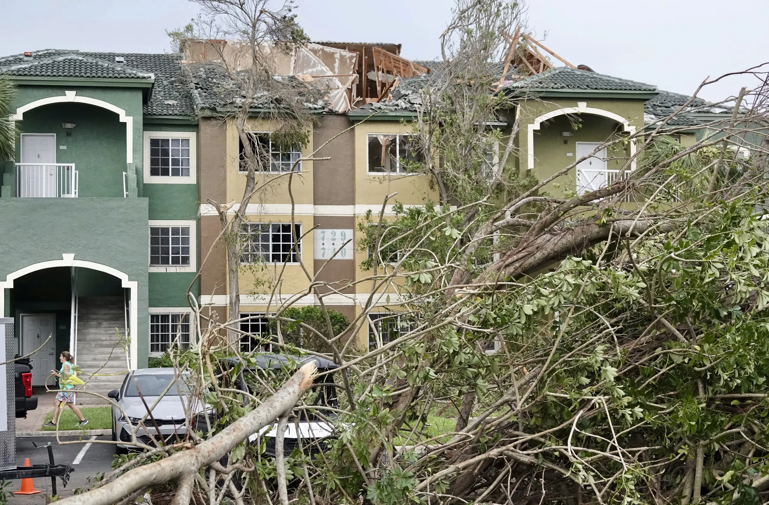 Une tornade renverse des voitures et endommage des maisons dans une ville côtière de Floride