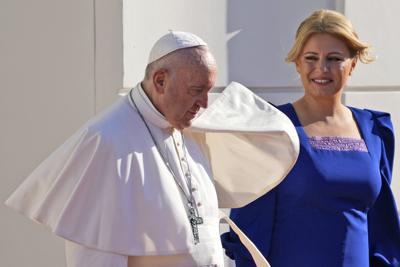 El papa Francisco, acompañado de la presidenta eslovaca Zuzana Caputova, asiste a la ceremonia de bienvenida en el palacio presidencial en Bratislava, Eslovaquia, el lunes 13 de septiembre de 2021. (AP Foto/Gregorio Borgia)