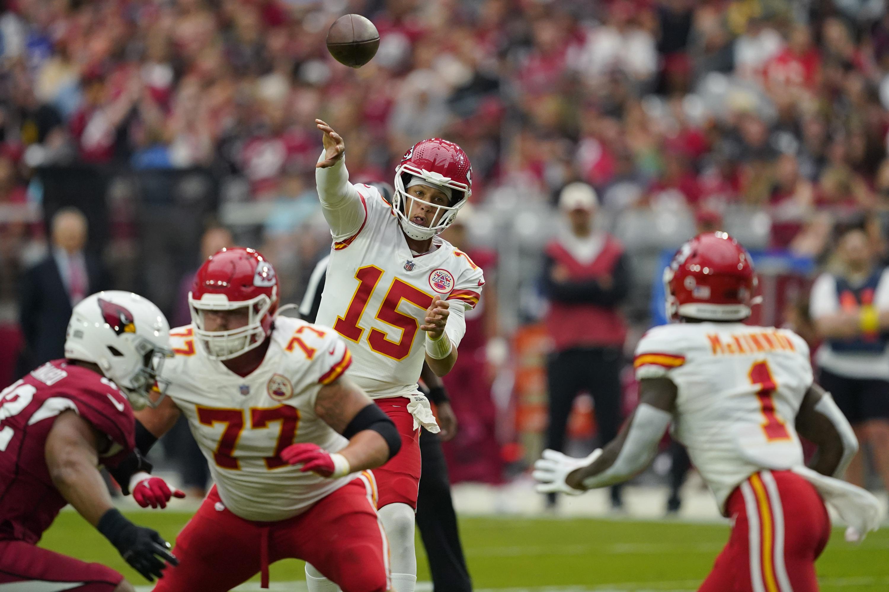Mahomes throws 5 TDs, Chiefs hammer Cardinals 4421 AP News