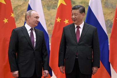 En esta imagen de archivo, el presidente China, Xi Jinping (izquierda), y su homólogo ruso, Vladimir Putin, hablan durante una reunión en Beijing, el 4 de febrero de 2022. (Alexei Druzhinin, Sputnik, Kremlin Pool Photo via AP, archivo)