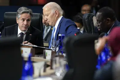 El presidente Joe Biden habla con el secretario de Estado, Antony Blinken, durante la cumbre EEUU-África, Washington, jueves 15 de diciembre de 2022. Estados Unidos impuso en la fecha nuevas sanciones al sector financiero ruso. (AP Foto/Patrick Semansky)