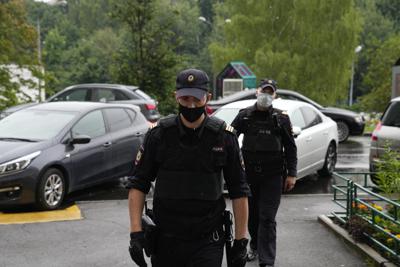 La policía rusa rodea el apartamento de Roman Dobrokhotov, director del medio investigativo The Insider, en Moscú el miércoles 28 de julio del 2021. (AP Foto/Alexander Zemlianichenko)