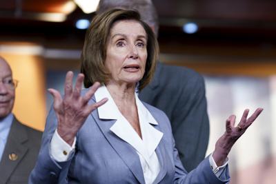 La presidenta de la Cámara de Representantes, Nancy Pelosi, habla con reporteros el 30 de junio de 2021, en la sede del Congreso en Washington. (AP Foto/J. Scott Applewhite)