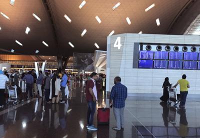 Pasajeros llegan al aeropuerto internacional Hamad en Doha, Qatar, el 12 de junio de 2017. (AP Foto/Malak Harb, Archivo)
