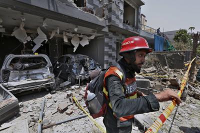 Un rescatista examina el sitio de la explosion de un coche bomba en Lahore, Pakistán, el miércoles 23 de junio de 2021. (AP Foto/K.M. Chaudary)