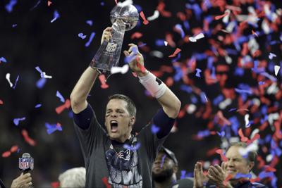 ARCHIVO - Tom Brady alza el trofeo de campeón del Super Bowl tras derrotar a los Falcons de Atlanta, el 5 de febrero de 2017. (AP Foto/Darron Cummings, archivo)