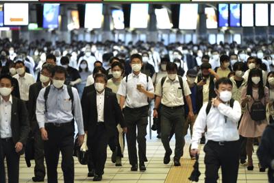 Viajeros, con mascarilla por la pandemia del coronavirus, caminan por una estación durante la hora punta matinal, en la estación de Shinagawa, el 1 de octubre de 2021, en Tokio, Japón. (AP Foto/Eugene Hoshiko)