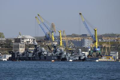 ARCHIVO - Barcos de la flota rusa del Mar Negro se ven atracados en uno de los muelles de Sebastopol, Crimea, el 31 de marzo de 2014. (AP Foto, Archivo)