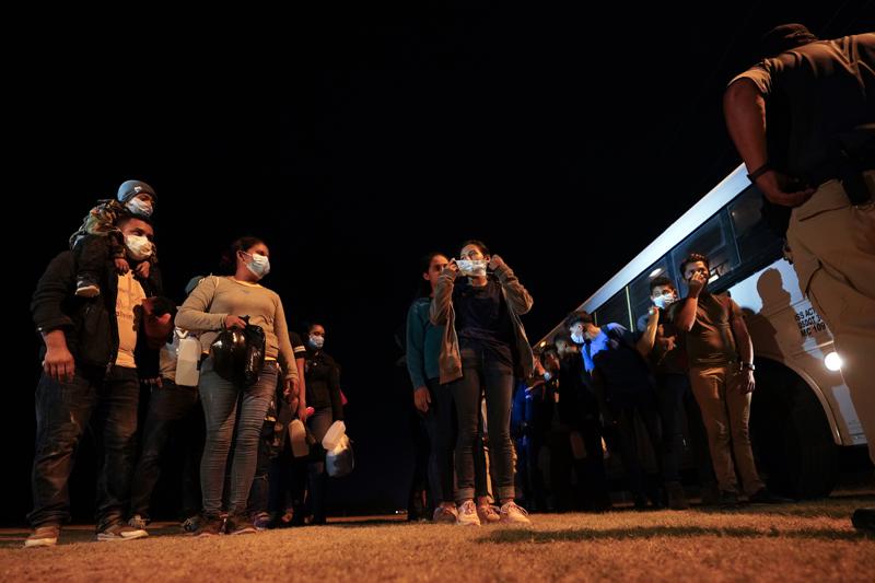 En esta imagen del 11 de mayo de 2021, inmigrantes se forman en la zona de recepción después de entregarse al cruzar la frontera desde México, en Roma, Texas. (AP Foto/Gregory Bull, archivo)