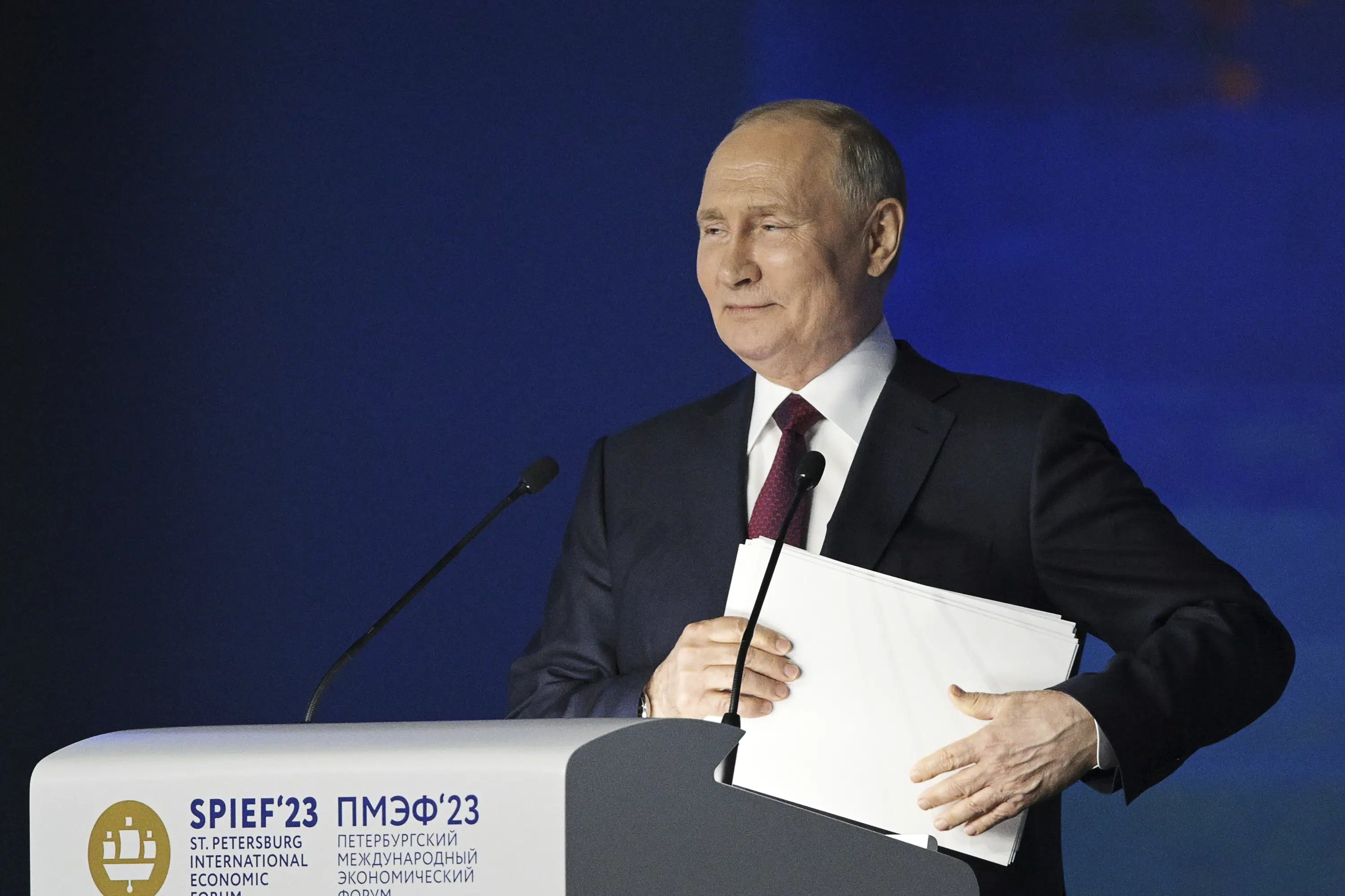 يعتبر بوتين متفائلًا بشأن الاقتصاد الروسي حيث يبتعد المستثمرون الغربيون عن الحدث في سان بطرسبرج
