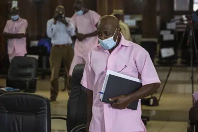 ARCHIVO - Paul Rusesabagina se presenta a una audiencia en la corte en Kigali, Ruanda, el viernes 26 de febrero de 2021. (AP Foto/Muhizi Olivier, archivo)