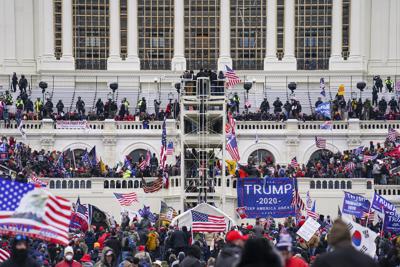 Fotografía de archivo del 6 de enero de 2021 de personas leales al presidente Donald Trump irrumpiendo en el Capitolio en Washington. (AP Foto/John Minchillo)