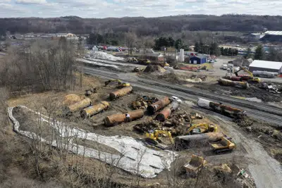 Esta fotografía del 24 de febrero de 2023 muestra el sitio donde un tren se descarriló en East Palestine, Ohio. (AP Foto/Matt Freed, archivo)