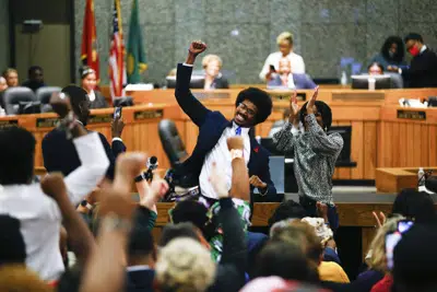 Justin Pearson celebra con simpatizantes después de ser reincorporado como legislador de la Cámara de Representantes de Tennessee, el miércoles 12 de abril de 2023. (Foto, Chris Day/The Commercial Appeal vía AP, Archivo)