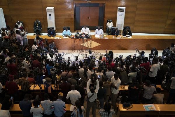 Le président de la Commission nationale de recensement des votes, Siré Aly Ba, au centre, s'adresse aux journalistes à Dakar, au Sénégal, le jeudi 4 août 2022. Le parti de la coalition au pouvoir dans le pays a perdu la majorité absolue à l'Assemblée nationale, selon aux résultats provisoires officiels publiés par la commission électorale. (Photo AP/Leo Correa)