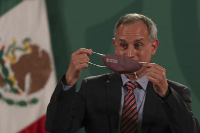 El subsecretario de Salud de México Hugo López-Gatell se retira el cubrebocas para dar la conferencia diaria sobre COVID-19 en el Palacio Nacional, en Ciudad de México, el 11 de junio de 2021. (AP Foto/Marco Ugarte)