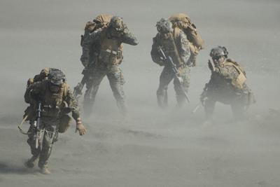 Marines estadounidenses durante un ejercicio de combate con las fuerzas filipinas en Claveria, en el norte de Filipinas, el jueves 31 de marzo de 2022. (AP Foto/Aaron Favila)