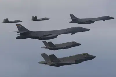 En esta imagen de archivo, distribuida por el Ministerio de Defensa de Corea del Sur, bombarderos B-1B de Estados Unidos (centro), cazas F-22 y cazas F-35 surcoreanos sobrevuelan la Península de Corea durante maniobras aéreas conjuntas, en Corea del Sur, el 1 de enero de 2023. (Ministerio de Defensa de Corea del Sur vía AP, archivo)