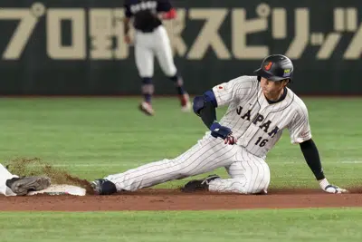 Shohei Ohtani de Japón se desliza a la segunda base durante su juego del Grupo B contra la República Checa en el Clásico Mundial de Béisbol en el Tokyo Dome, Japón, el sábado 11 de marzo de 2023. (AP Photo/Eugene Hoshiko)